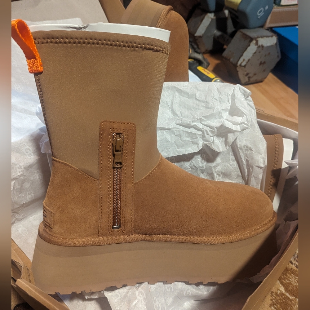 DIPPER PLATFORM UGGS IN CHESTNUT, SIZE 10(US WOMEN), NEVER WORN